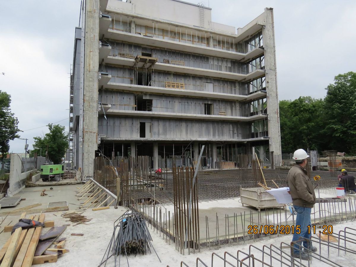 Heavy Equipment Lease for Shopping Mall